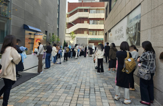 초등학교 1학년 자녀를 둔 학부모들이 18일 오후 대치동의 한 유명 학원에서 '레벨 테스트'를 받기 위해 길게 줄을 서 있다. 정유민 기자