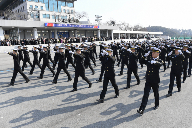 지난 2월 3일 진해 해군사관학교 연병장에서 열린 입학식에서 제81기 생도들이 행진을 하며 단상을 향해 경례하고 있다. 사진 제공=해군사관학교