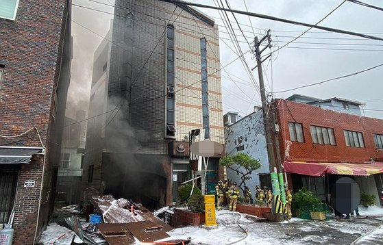 지난달 1일 부산 동구의 한 목욕탕에서 불이 나 소방관들이 진화 작업을 하고 있다. 연합뉴스