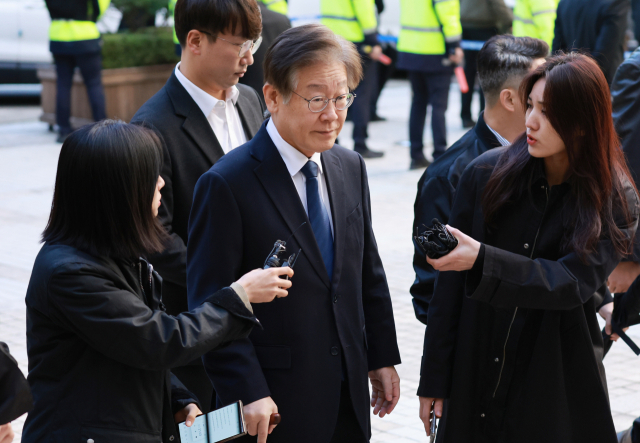 이재명 더불어민주당 대표가 17일 서울 서초구 서울중앙지방법원에서 열린 ‘대장동 배임 및 성남FC 뇌물’ 관련 1심 2회 공판에 출석하며 취재진의 질문을 받고 있다. 연합뉴스