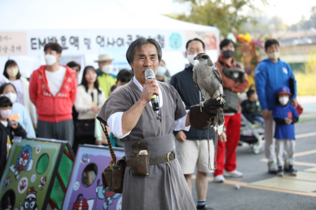 지난 2022년 응봉 매사냥 축제에서 무형문화재 박용순 응사가 매사냥을 시연하는 모습. 사진=성동구청 제공