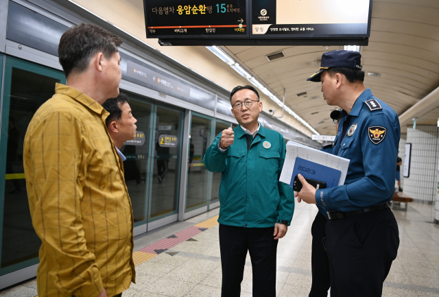 이한경(가운데) 행정안전부 재난안전관리본부장이 7일 서울 이태원역을 찾아 인파밀집 관련 준비상황 및 안전과리 현장 점검을 하고 있다. 사진제공=행안부