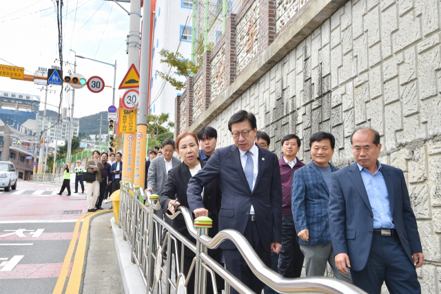 19일 박형준(왼쪽) 부산시장이 교육청, 영도구 관계자들과 함께 영도구 청학초등학교 인근의 어린이통학로를 둘러보고 있다. 사진제공=부산시