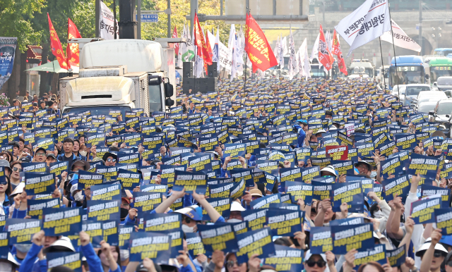 12일 오후 서울 시청 앞에서 민주노총 공공운수노조 관계자들이 민영화 저지 및 공공성 강화를 촉구하며 공동파업대회를 하고 있다. 연합뉴스