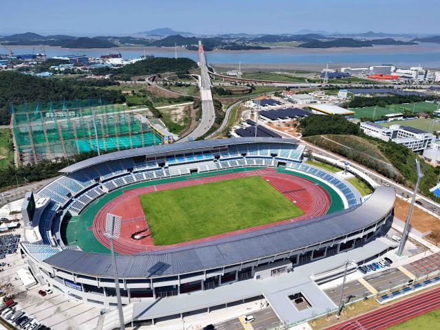 제104회 전국체육대회 주 경기장인 목포종합경기장. 전남에서 15년 만에 치러진 제104회 전국체전이 순조롭게 진행될 것이라 믿었던 도민들의 염원에도 불구하고 옥의 티가 발생해 여론의 뭇매를 맞았다. 사진 제공=전라남도