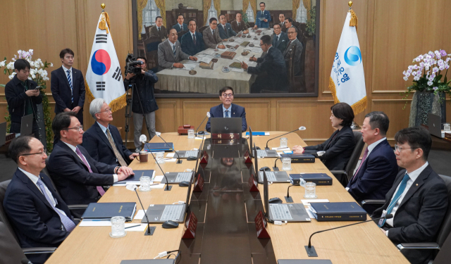 이창용 한국은행 총재가 19일 서울 중구 한국은행에서 열린 금융통화위원회 본회의를 주재하고 있다. 2023.10.19 사진공동취재단