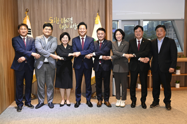 김정호 대표의원을 비롯한 경기도의회 국민의힘 대표단이 지난 18일 서울시청을 찾아 오세훈 서울시장을 만나 교류 협력 방안을 논의한 뒤 기념촬영을 하고 있다. 사진 제공 = 경기도의회 국민의힘