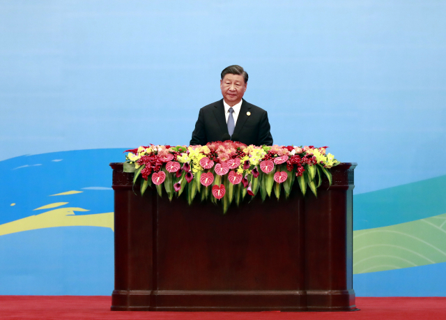 시진핑 중국 국가주석이 18일 베이징 인민대회당에서 열린 ‘일대일로 정상 포럼’ 개막식에서 인사말을 하고 있다. 연합뉴스