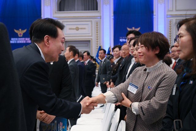 윤석열 대통령이 18일 청와대 영빈관에서 열린 제78주년 경찰의날 기념식에서 순직한 고(故) 이강석 경정의 유족과 인사하고 있다./연합뉴스