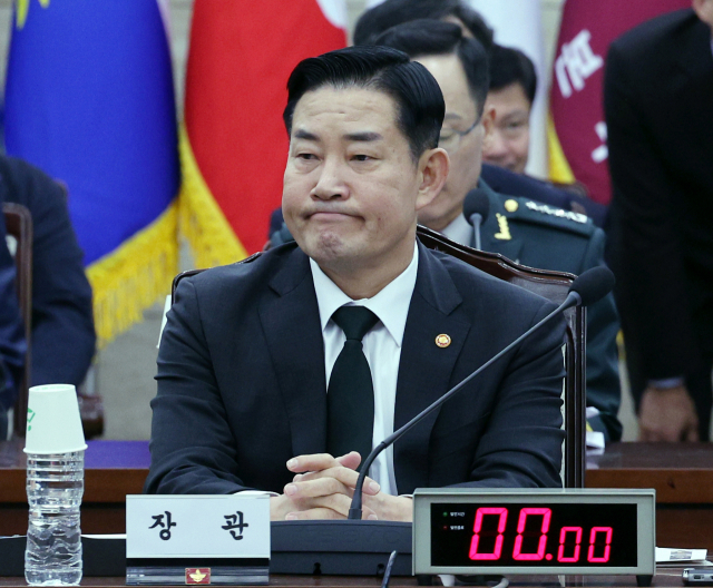 신원식 국방부 장관이 지난 16일 서울 용산구 국방부에서 열린 국회 법제사법위원회의 군사법원에 대한 국정감사에 출석해 감사 시작을 기다리고 있다. 공동취재단