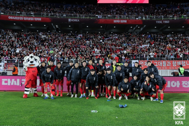 17일 베트남과 친선경기가 끝난 뒤 단체 사진을 촬영하고 있는 축구 대표팀. 사진 제공=대한축구협회