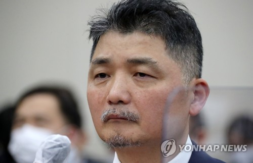 바람 잘 날 없는 카카오…김범수 소환 통보에 또 신저가