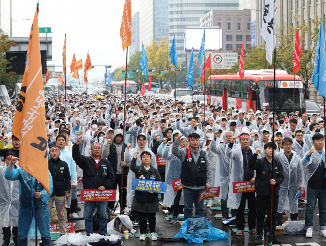 서울교통공사 노동조합 소속 조합원들이 19일 오전 서울 중구 시청역 인근에서 열린 '구조조정 저지! 지하철 안전·공공성 강화! 서울교통공사 노동자 총력투쟁 결의대회'에서 손팻말을 들고 구호를 외치고 있다. 연합뉴스