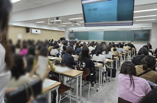 2028 대입개편안이 발표된 다음 날인 11일 강남 대치동 한 학원에서 긴급 입시설명회가 열리고 있다. 연합뉴스