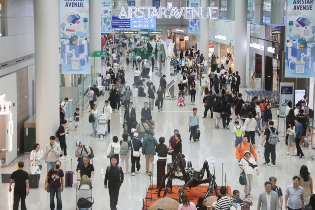 추석 황금연휴에 붐비는 인천공항 면세점. 서울경제DB