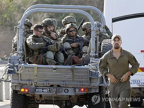 이스라엘 남부 지역으로 이동 중인 이스라엘군 병사들의 모습. AP 연합뉴스