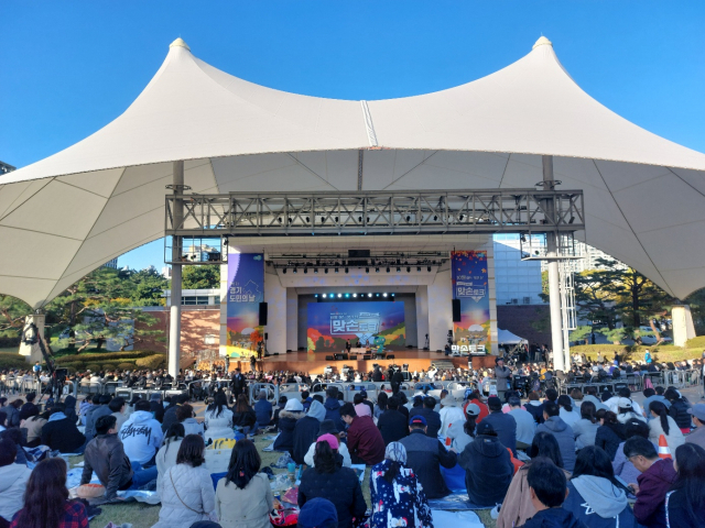 21일 오후 수원 제1야외음악당에서 도민들이 '10월 어느 멋진 날, 도지사와 함께하는 맞손토크'를 즐기고 있다. 사진 = 손대선 기자