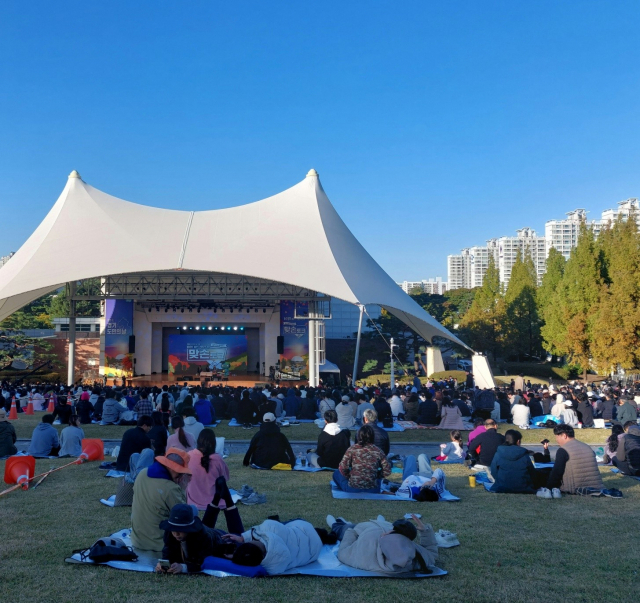 21일 오후 수원 제1야외음악당에서 열린 '도지사와 함께하는 맞손토크'를 편안한 자세로 즐기고 있는 도민들. 사진 = 손대선 기자