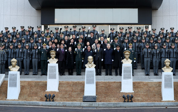 2018년 3월1일 육군사관학교에서 제막한 독립전쟁 영웅 5인의 흉상 표지석. 왼쪽부터 홍범도 장군, 지청천 장군, 이회영 선생, 이범석 장군, 김좌진 장군. 연합뉴스