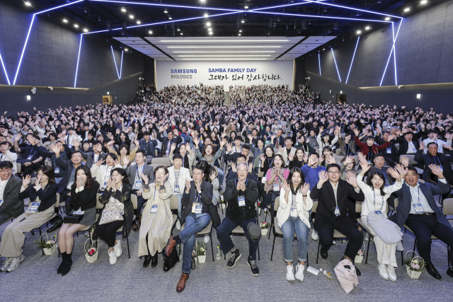 삼성바이오로직스 인천 송도 본사에서 21일 열린 ‘부모 초청 행사’에서 임직원과 부모님들이 환호하고 있다. 사진 제공=삼성바이오로직스