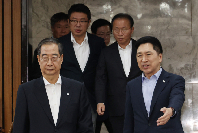 국민의힘 김기현 대표와 한덕수 국무총리(앞줄부터), 윤재옥 원내대표와 김대기 대통령 비서실장 등이 22일 국회에서 열린 고위당정협의회에 입장하고 있다. 연합뉴스