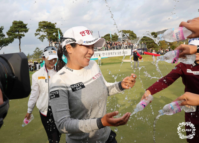 임진희(가운데)가 22일 상상인·한국경제TV 오픈 우승을 확정한 뒤 동료들에게 축하 물 세례를 받고 있다. 사진 제공=KLPGA