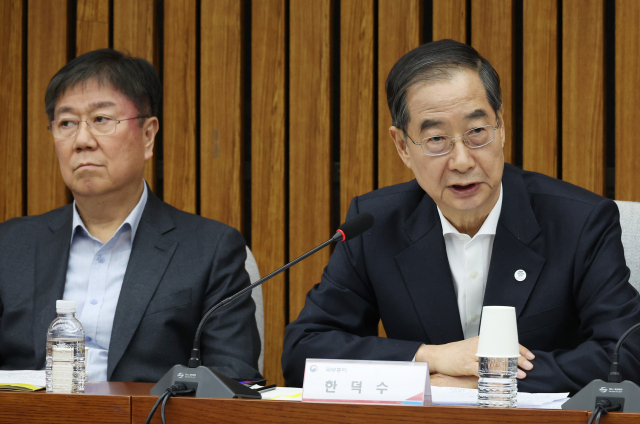 22일 국회에서 열린 고위당정협의회에서 한덕수 국무총리가 발언을 하고 있다. 왼쪽은 김대기 대통령 비서실장. 연합뉴스