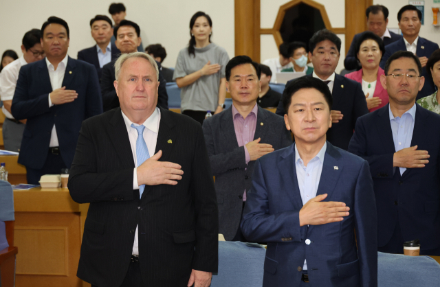 지난 8월 국회에서 열린 국민의힘 공부모임 '국민공감' 행사에서 인요한(앞줄 왼쪽) 연세대 의대 교수와 김기현 대표가 국민의례를 하고 있다. 연합뉴스