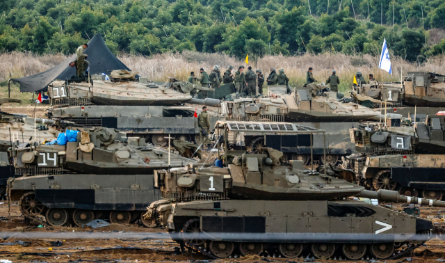 이스라엘군이 20일(현지시간) 가자지구와의 국경 인근에서 지상 작전 훈련을 하고 있다. 연합뉴스