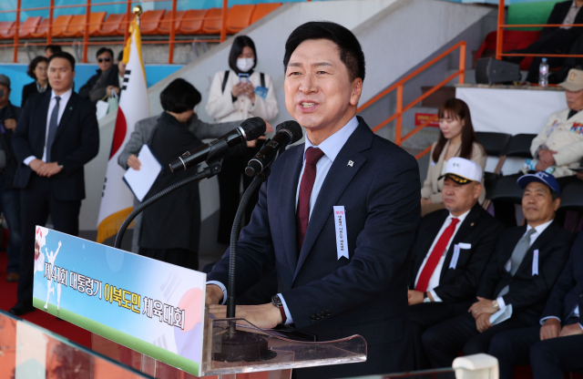 김기현 국민의힘 대표가 22일 서울 용산구 효창운동장에서 열린 제41회 대통령기 이북도민 체육대회 개회식에서 축사를 하고 있다. 연합뉴스