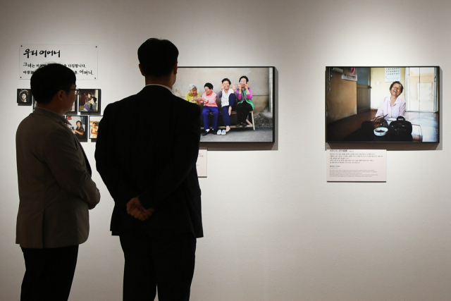 서울관악 하나님의교회에서 진행중인 ‘어머니전’ 작품들을 관람객들이 살펴보고 있다. 사진 제공=하나님의교회