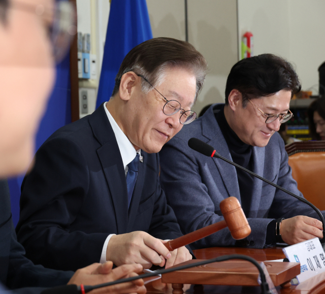 이재명 더불어민주당 대표가 23일 국회에서 열린 최고위원회의에서 의사봉을 두드리고 있다. 연합뉴스