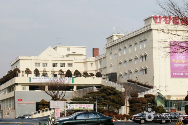철거되기 전 광장동 한강호텔 전경/사진=한국관광공사