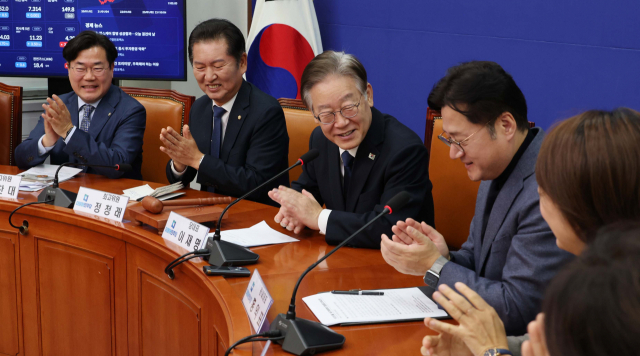 밝은 표정으로 당무 복귀한 이재명 '윤, 내각 총사퇴시켜야'