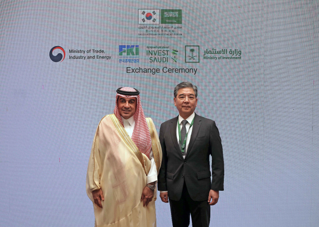 장재훈(오른쪽) 현대자동차 사장과 바르드 알바드르 사우디아라비아 투자부 차관이 22일(현지 시간) 사우디 리야드에서 수소 모빌리티 생태계 구축과 발전을 위한 업무협약(MOU)을 체결하고 있다. 사진 제공=현대차