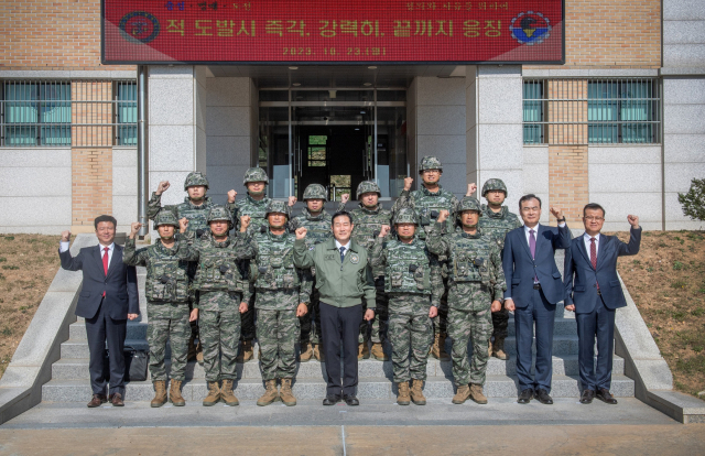 신원식 국방부장관이 23일 해병대 연평부대를 방문해 부대 주요 직위자들과 함께 기념촬영을 하고 있다. 연합뉴스