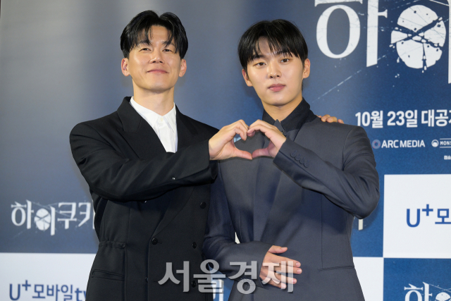 배우 김무열, 최현욱이 23일 오후 서울 용산구 CGV 용산아이파크몰에서 진행된 U+모바일tv 오리지널 ‘하이쿠키’(극본 강한/연출 송민엽) 기자간담회에서 포즈를 취하고 있다. 김규빈 기자