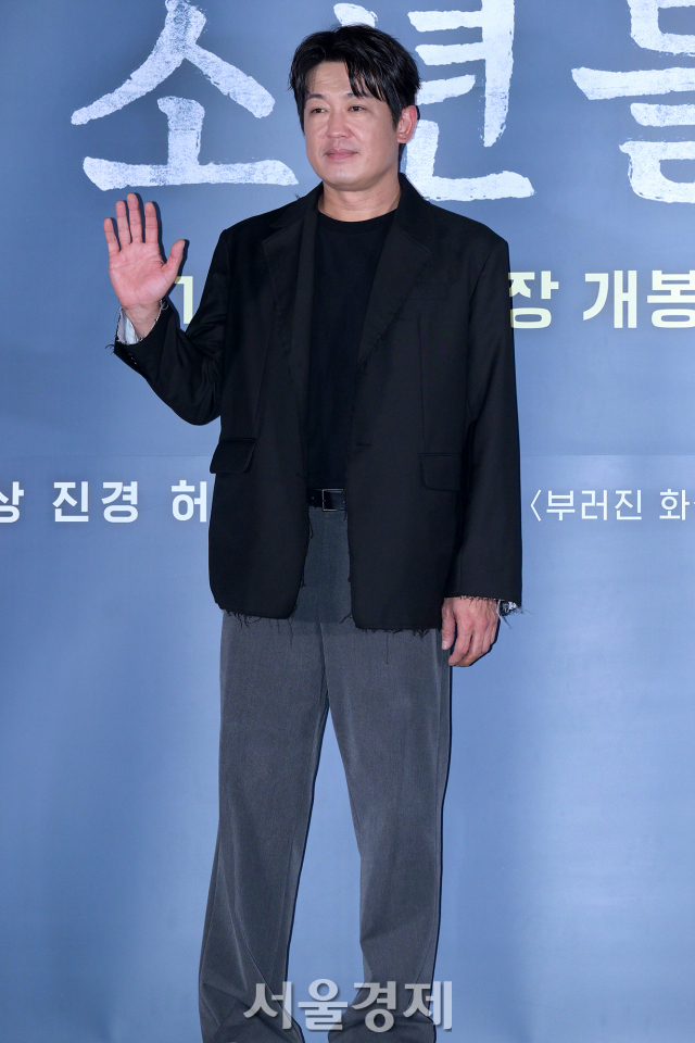 배우 허성태가 23일 오후 서울 용산구 CGV 용산아이파크몰에서 진행된 영화 ‘소년들’(감독 정지영) 언론배급시사회 및 기자간담회에서 포즈를 취하고 있다. 김규빈 기자