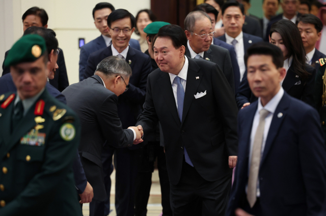 사우디아라비아를 국빈 방문 중인 윤석열 대통령이 23일(현지시간) 리야드의 한 호텔에서 열린 동행 경제인 만찬에 입장하고 있다. 연합뉴스