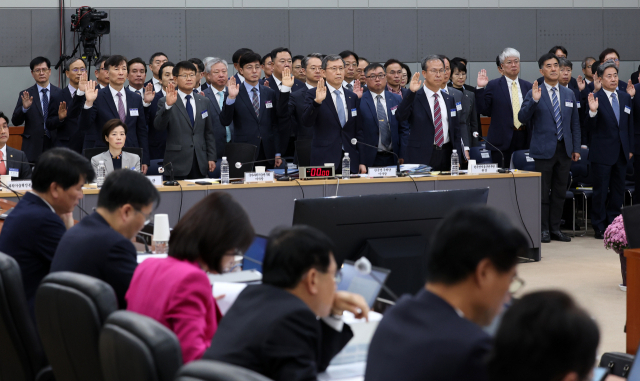 24일 대전 한국전자통신연구원(ETRI)에서 열린 과학기술정보방송통신위원회 국정감사에서 피감 기관 증인들이 선서하고 있다. 대전=연합뉴스