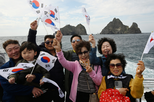 독도 인근 해상에서 시민들이 기념 촬영을 하고 있다.