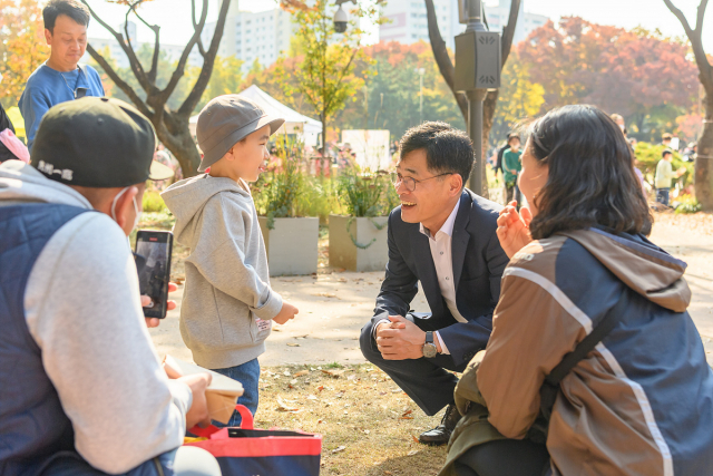 지난해 양천공원에서 열린 가을힐링파크데이에서 이기재 양천구청장이 지역 아동과 시간을 가졌다. 사진 제공=양천구청