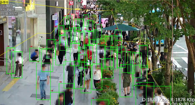 ‘AI 실시간 혼잡도 관제시스템’을 통해 면적 1㎡당 인원수, 인파밀도 등을 실시간 자동계산해 표출하고 있다. 사진 제공=서초구청