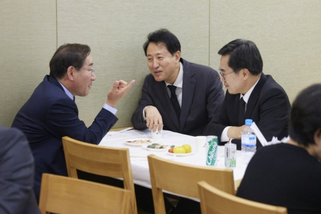 김동연 경기지사가 23일 밤 서울시 강남구 삼성서울병원 장례식장에 마련된 김 지사 장모상 빈소에서 오세훈 서울시장, 유정복 인천시장과 만나 대화를 나누고 있다. 사진제공=경기도