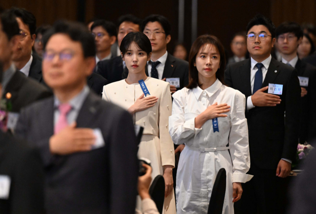 ‘금융의 날’ 대통령 표창 받은 아이유와 국무총리 표창 받은 한지민 ‘화기애애’