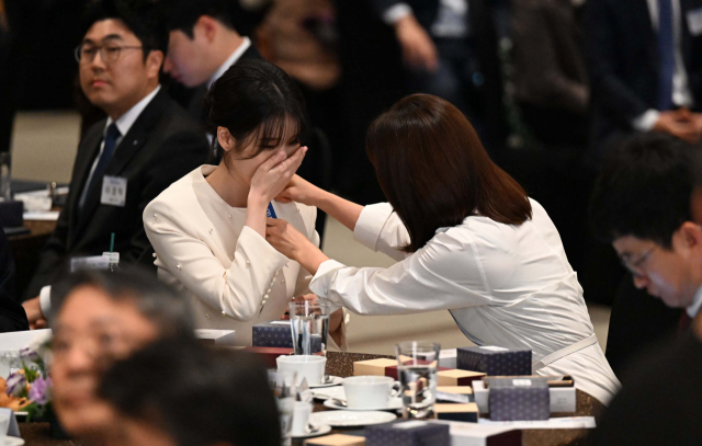 ‘금융의 날’ 대통령 표창 받은 아이유와 국무총리 표창 받은 한지민 ‘화기애애’