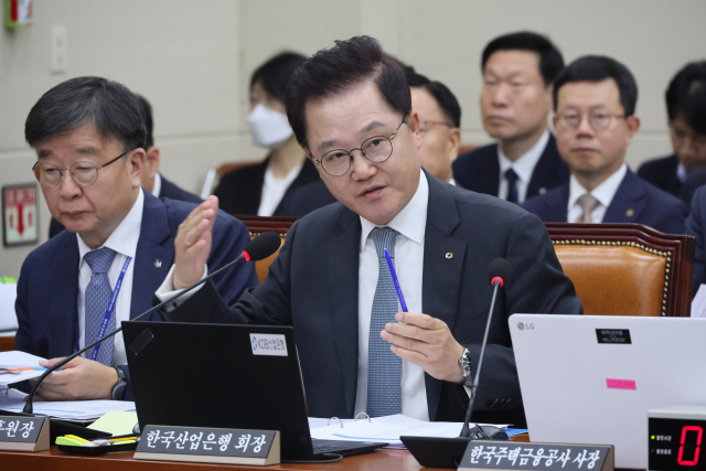 강석훈 한국산업은행 회장이 24일 국회 정무위원회에서 열린 국정감사에서 의원 질의에 답변하고 있다. 연합뉴스