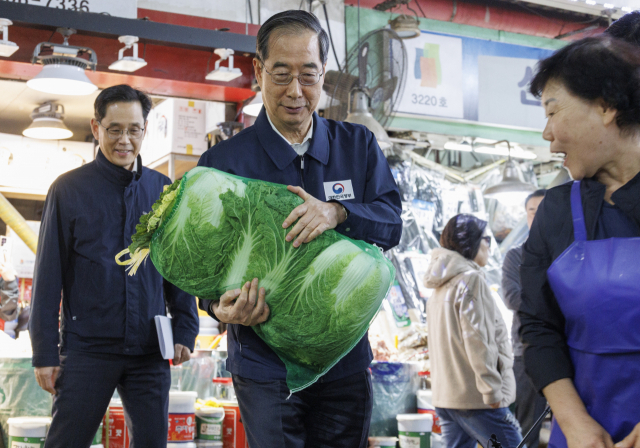 마포 농수산시장 찾은 한 총리… '민생물가 안정에 총력'