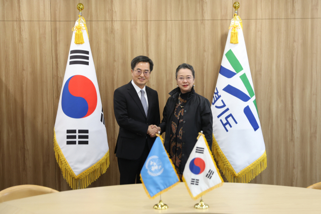 김동연 경기도지사(왼쪽)가 24일 오후 도청에서 유엔(UN) 산하기구인 아시아·태평양 경제사회위원회(ESCAP) 아미다 살시아 엘리스자바나 사무총장을 만나고 있다.