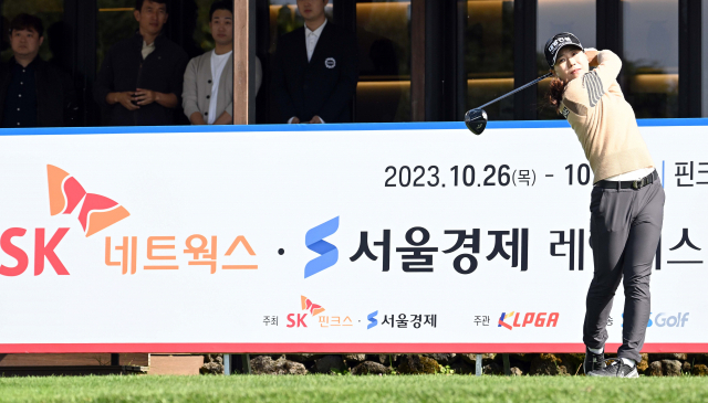 이소미가 24일 제주 서귀포의 핀크스GC에서 열린 한국여자프로골프(KLPGA) 투어 SK네트웍스·서울경제 레이디스 클래식 개막 전 이벤트인 프로암 경기에 참가해 10번 홀에서 드라이버 샷을 하고 있다. 서귀포=이호재 기자